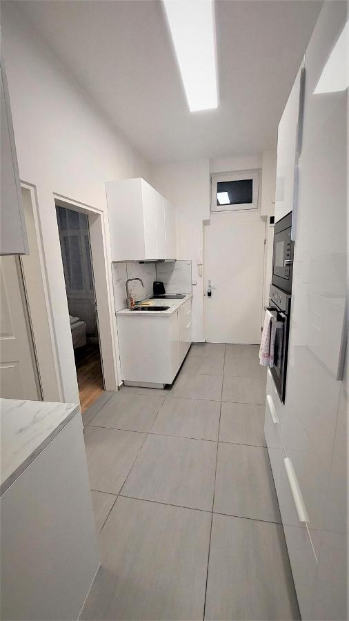 Herzlich Willkommen - Kuess Hand 4 * Vienne